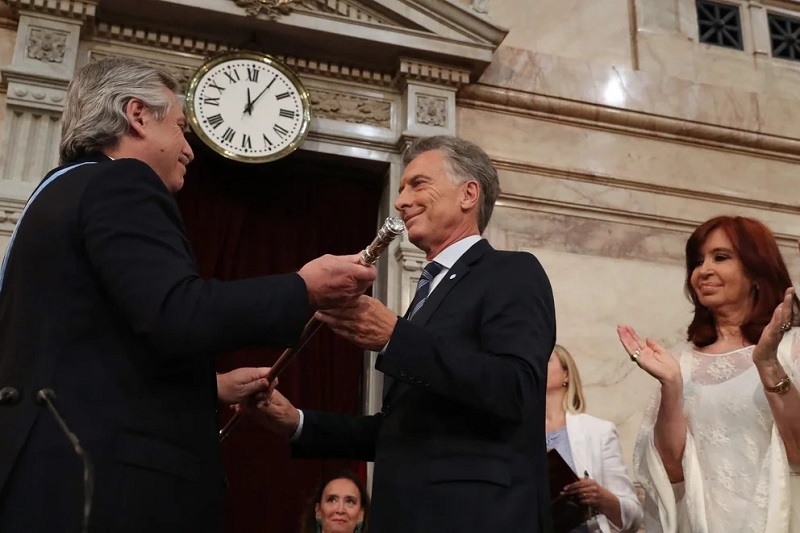El día del traspaso de mando entre Mauricio Macri y Alberto Fernández. De fondo, Cristina Kirchhner.
