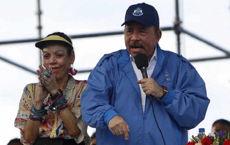 El presidente de Nicaragua, Daniel Ortega, acompañado por su esposa y vicepresidenta Rosario Murillo