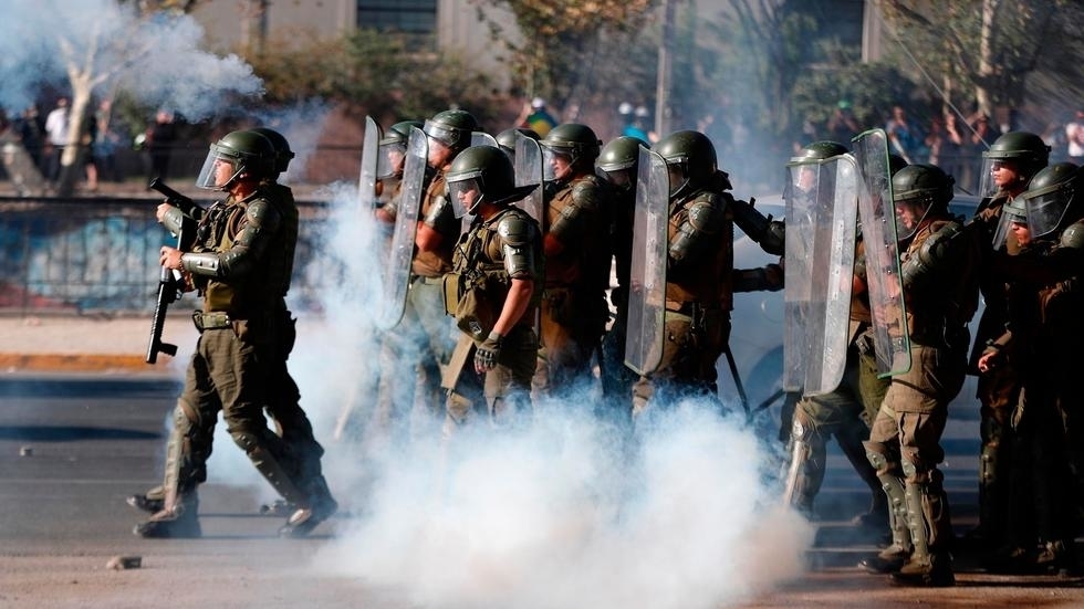 Carabineros intervienen durante una manifestación contra el gobierno del presidente Sebastián Piñera