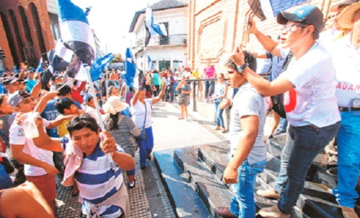 Los manifestantes azules usaban poleras con la leyenda Evo 2020-2025 como distintivo. Foto: EL DEBER