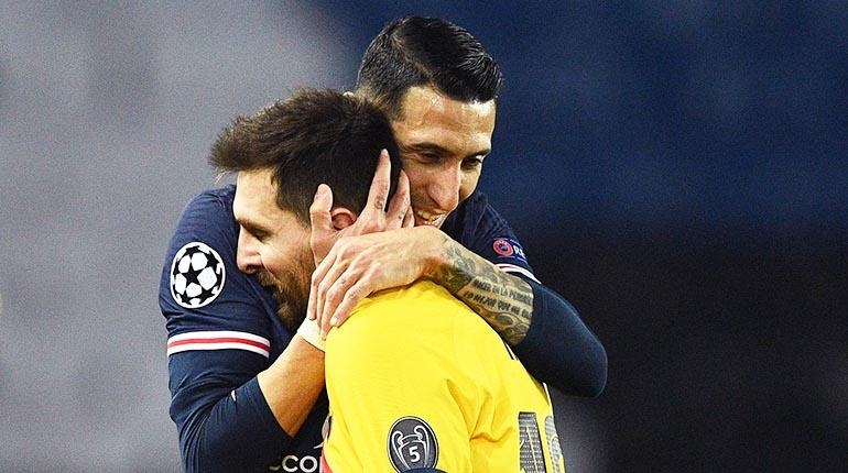 Ángel Di María (izq.), de París Saint-Germain, se abraza con Lionel Messi, de Barcelona, ayer. | AFP