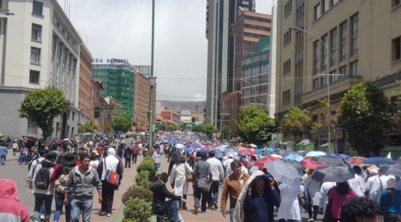Una comisión de médicos de Oruro y Tarija arribaron a La Paz para apoyar la protesta de los galenos.