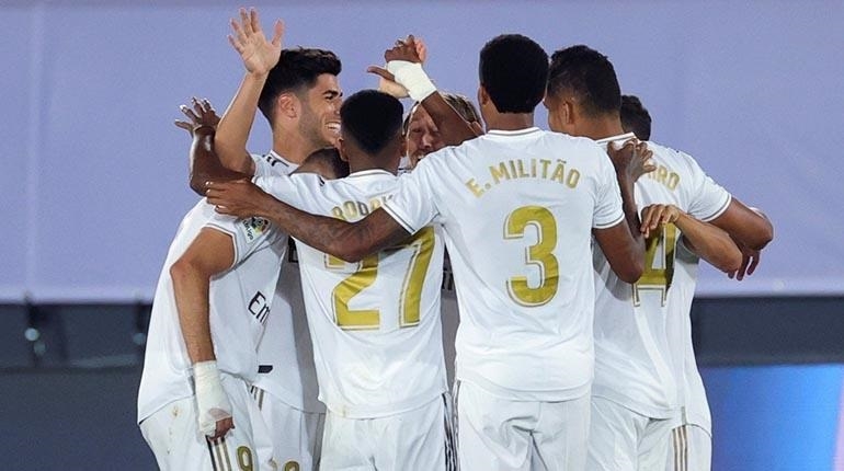 Celebración de los jugadores de Real Madrid, tras el segundo tanto de la victoria ante Alavés. | EFE