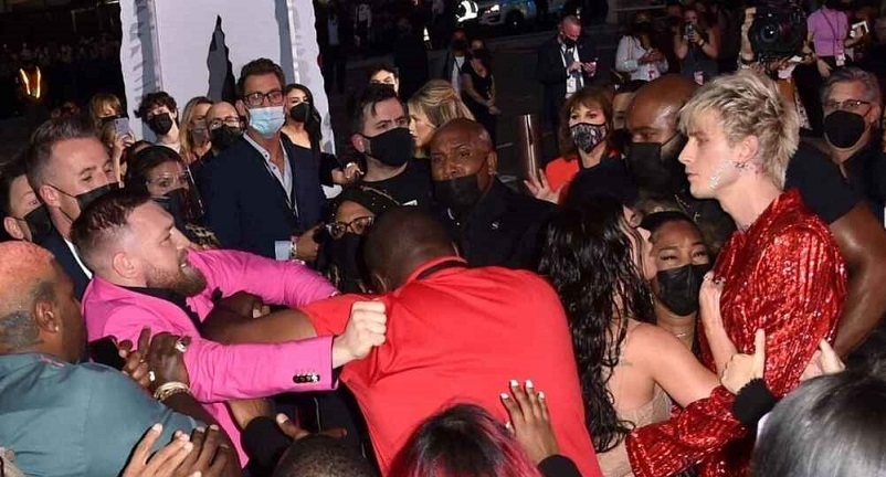 La alfombra roja de los VMAs 2021 fue escenario de una riña entre Conor McGregor y Machine Gun Kelly