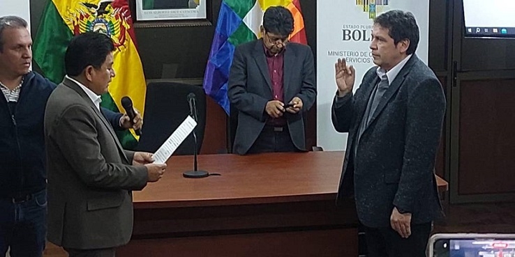 El ministro de Obras Públicas, Edgar Montaño, posesionó a Edson Ross Valda como presidente de la ABC