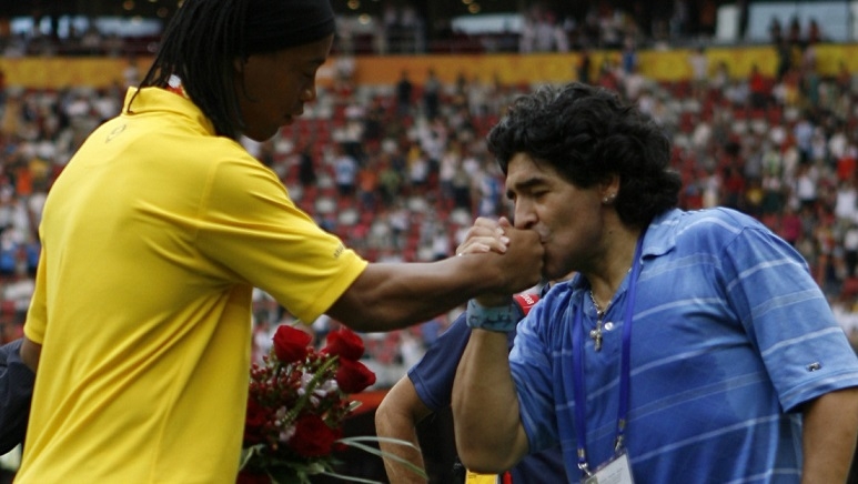 Diego Maradona besa la mano de Ronaldinho en los Juegos Olímpicos de Pekín, el 23 de agosto de 2008.