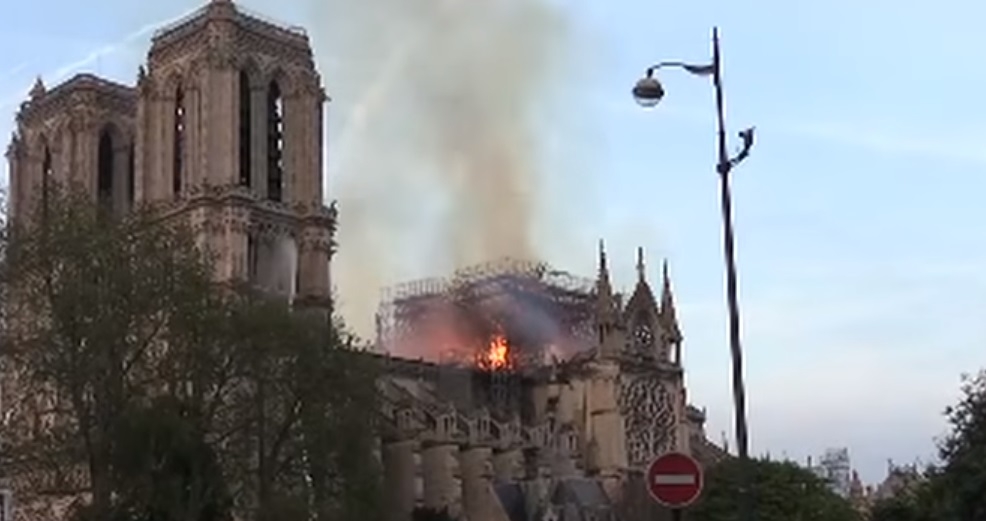 El fuego se produjo la tarde de este lunes en la parte superior del templo/Foto. Captura de pantalla