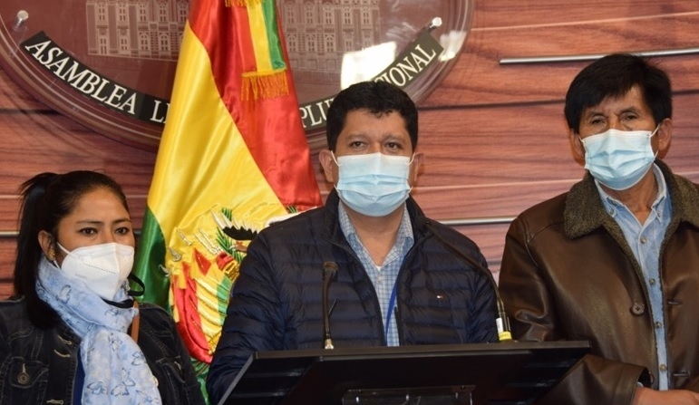 El jefe de bancada del MAS en el Senado, Luis Adolfo Flores, en rueda de prensa. Foto: Prensa Senado