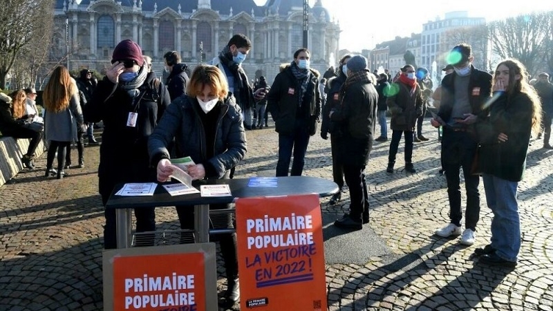 Promotores de la primaria ciudadana en Francia, enero de 2022 en una plaza de Lille, norte del país.