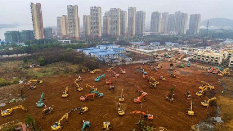 Decenas de excavadoras y otros vehículos de obra trabajando en una explanada en Wuhan. | Fuente: AFP