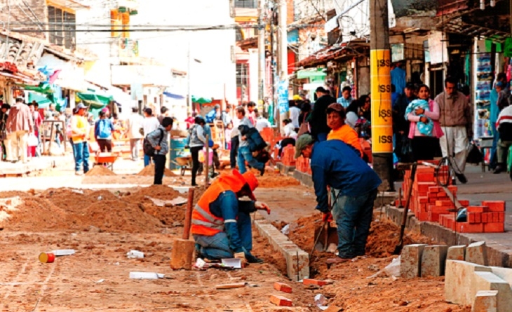 En la calle Caballero falta colocar la nueva loseta; ya se cambió el drenaje pluvial. Foto: EL DEBER