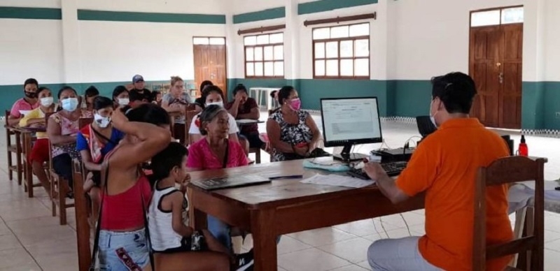 Ciudadanos de poblaciones cruceñas asisten para recibir le servicio registral del Serecí Santa Cruz.