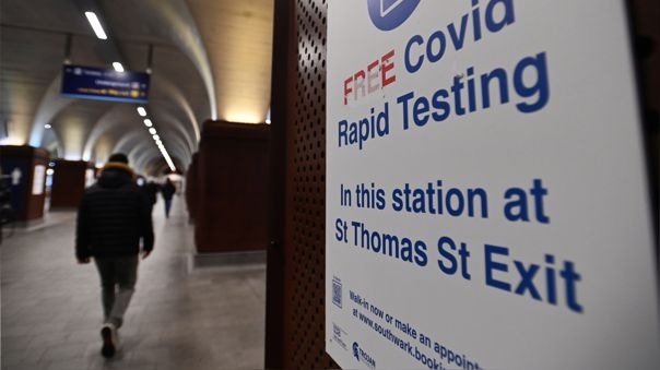 Una señal de prueba rápida de prueba Covid-19 en la estación London Bridge en Londres, Gran Bretaña,