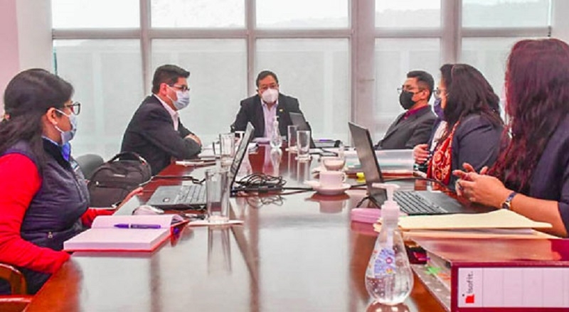 El presidente Luis Arce (c) en reunión con el área económica del Gobierno en Casa Grande del Pueblo.