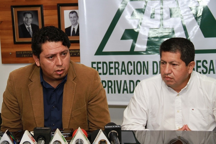 El Ministro de Hidrocarburos, Luis Alberto Sánchez (D), el Presidente de YPFB, Óscar Barriga Arteaga
