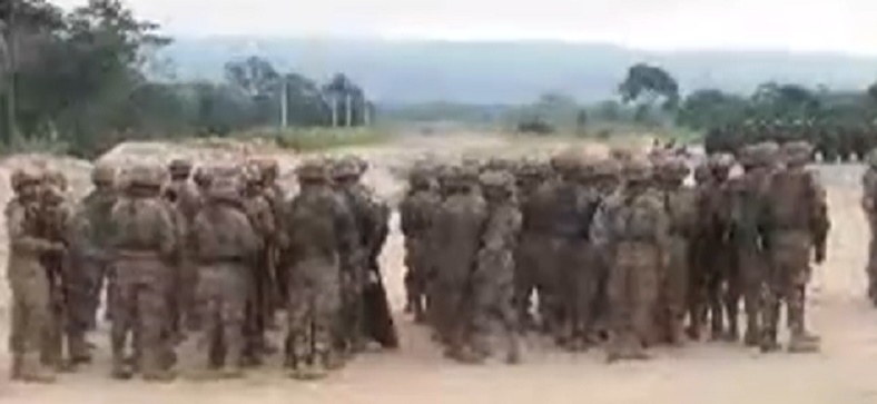 Los bloqueadores se dispersaron antes que llegues los policías y militares/Foto. Captura de pantalla