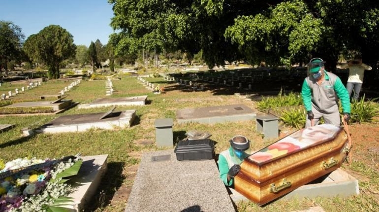 Trabajadores del cementerio Campo de Esperanza entierran una víctima de coronavirus en Brasil. | EFE