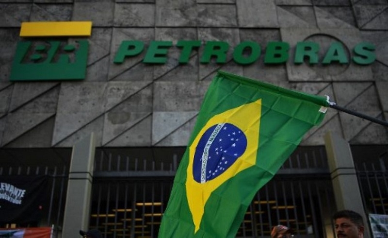 Una protesta contra despidos frente a la sede de la petrolera estatal Petrobras, en febrero de 2020.
