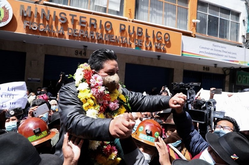 El gobernador Santos Quispe arropado por sus seguidores en puertas del Ministerio Público de La Paz.