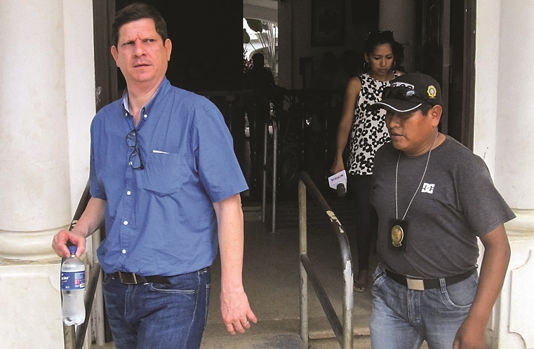 El magistrado Carlos Alberto Égüez a su salida de juzgados luego de una de las audiencias. Foto. APG