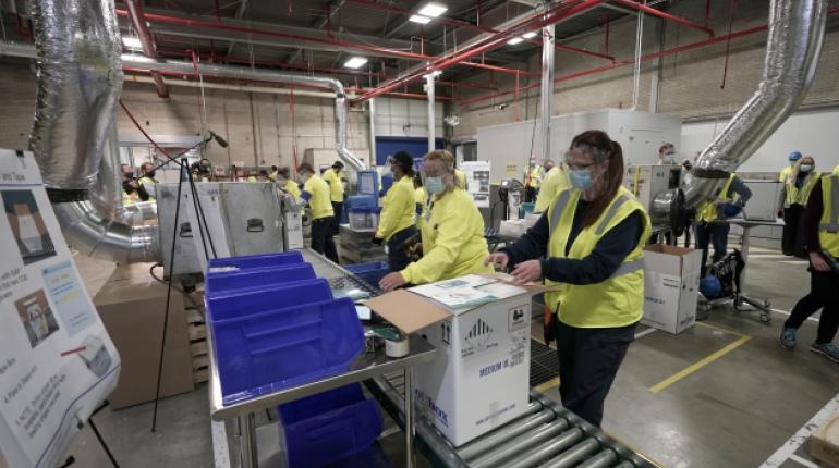 Las cajas que contienen la vacuna Pfizer-BioNTech Covid-19 están preparadas para ser enviadas. | EFE