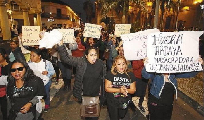 Unas 200 personas llegaron con su marcha de protesta hasta la plaza 24 de Septiembre. Foto. EL DEBER