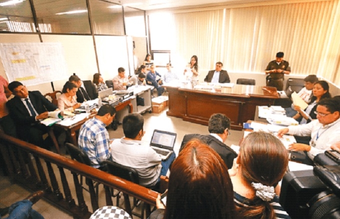 Por momentos la audiencia se volvió tensa por los alegatos vertidos por los abogados. Foto: El Deber