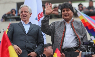 Álvaro García Linera (i), junto a Evo Morales (d), durante un mitín en La Paz, Bolivia. (Foto Prensa Libre: EFE)