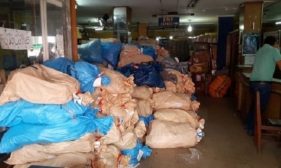 Los paquetes se encuentran amontonados en las oficinas de correo. Foto: Ernesto Estremadoiro