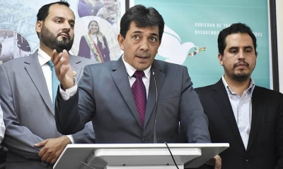 El ministro de Hidrocarburos (centro), en conferencia de prensa. | APG