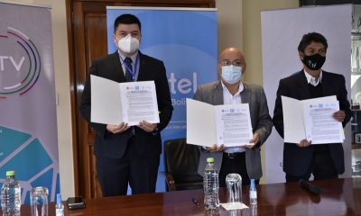 Germán Monje firma un convenio con Bolivia TV en 2021.