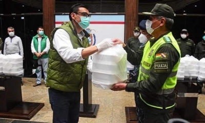 El alcalde Leyes entrega víveres a los policías, hace días. Foto: Los Tiempos.