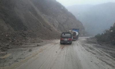 Vehículos transitan en la carretera Cochabamba - Oruro