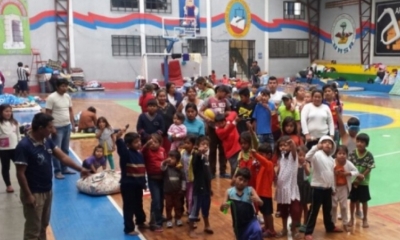 Las familias damnificadas esperan por ayuda en el coliseo de la UMSA.