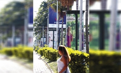 Más de una decena de tótems hay en el camellón de la avenida Roca y Coronado. Foto: EL DEBER