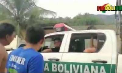 Momento en que ciudadanos reclaman a los policías por haber chocado el vehículo caldina. Foto: FM Bolivia.