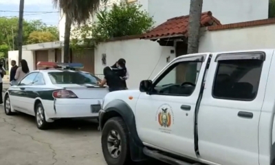 Vehículos de la Policía en unas de las viviendas allanadas.