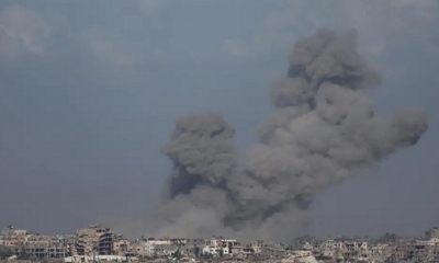 Densa columna de humo en la zona de una escuela en el barrio de Shejaiya en la ciudad de Gaza
