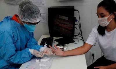 Una joven se somete a una prueba de coronavirus a través de muestras de sangre. | Fuente: EFE