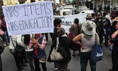 Maestros marcharon en protesta por falta de ítems para educación.