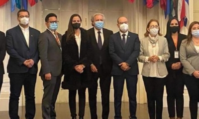 La delegación boliviana junto al secretario General de la OEA, Luis Almagro. FOTO: Facebook Centa Rek