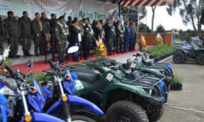 El ministro de Medio Ambiente y Agua, Carlos Ortuño, entregó 151 vehículos entre motocicletas, camionetas, lanchas, y otros equipos