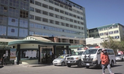Pacientes esperan atención en las instalación del Hospital Obrero.