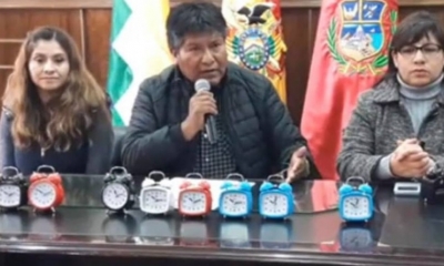 El gobernador entregó 6 despertadores y felicitó a los funcionarios puntuales/Foto. DV