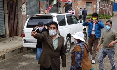 El Gobernador de La Paz, Félix Patzi, en trabajos de desinfección hoy en la zona Callapa. Foto: Gobernación de La Paz