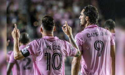 Lionel Messi (izq.) celebra con la camiseta de Inter Miami. | EFE