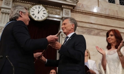 El día del traspaso de mando entre Mauricio Macri y Alberto Fernández. De fondo, Cristina Kirchhner. 
