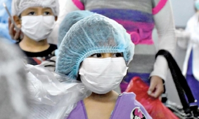 Una niña deja un hospital tras superar el Covid-19 en Cochabamba