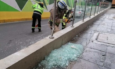 Vehículo rompe vidrios y destruye barandas en el viaducto Tejada Sorzano.
