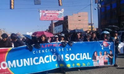 La carrera de Comunicación Social de la UPEA durante una marcha. Foto:El Alto Informa
